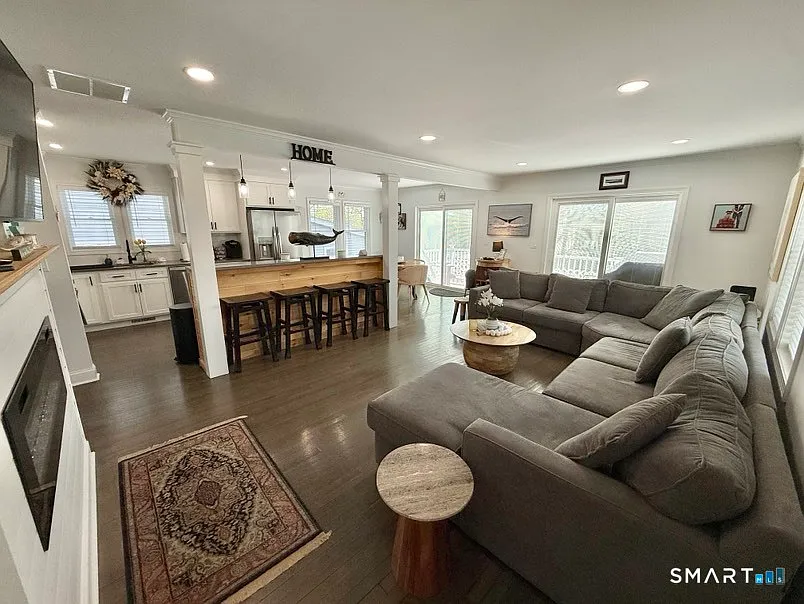 3 bed, 2.5 bath, 2202 sqft, $3,600 — Photo 3