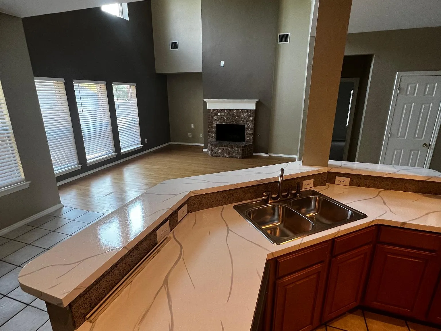 4 bed, 2234 sqft, $2,795 — Photo 3