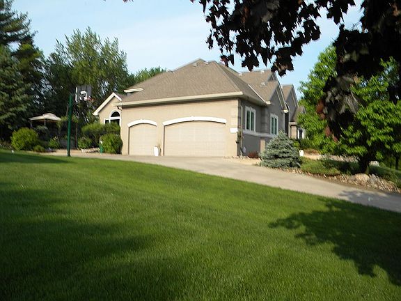Oversized 3-car garage 