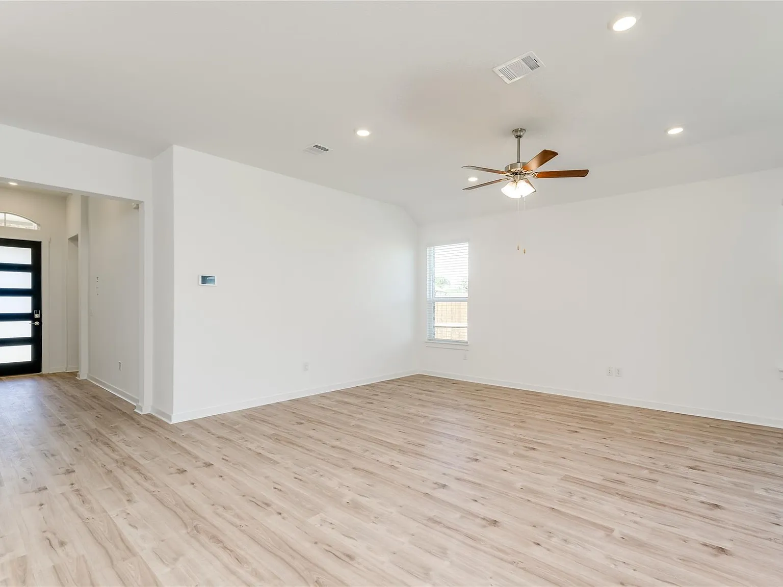 3 bed, 2.0 bath, 1971 sqft, $2,200 — Photo 4