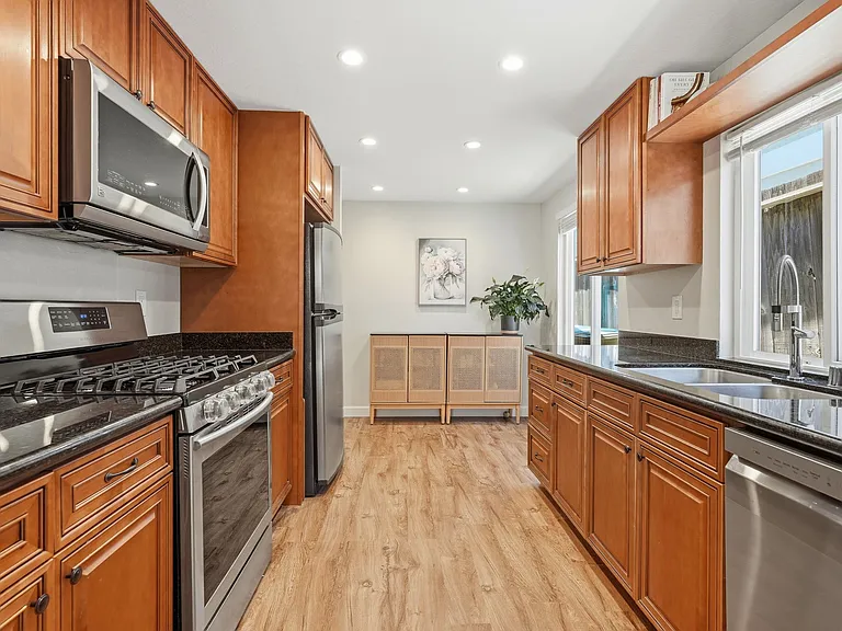 1256 Rainier Ave — Photo 15