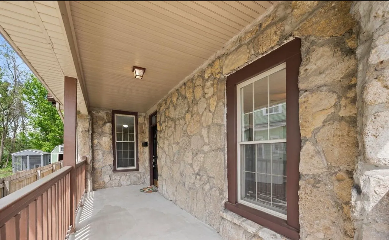 2 bed, 1350 sqft, $1,600 — Photo 2