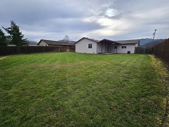 3rd image of 813 SE Vine Maple Dr