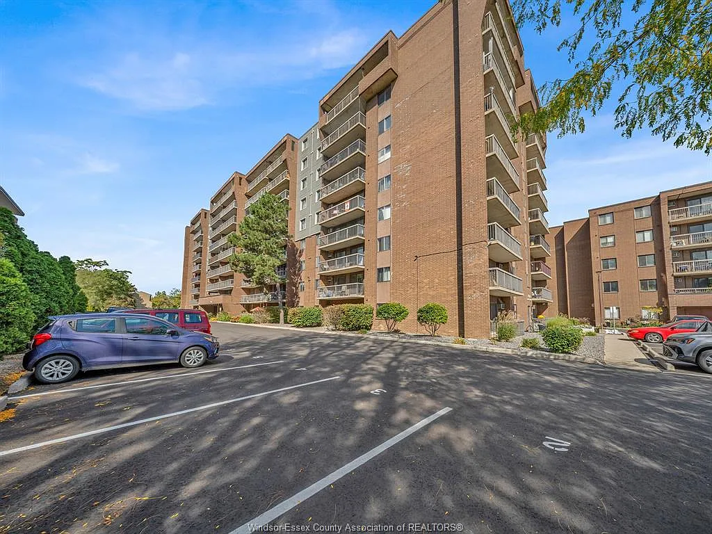 3936 Wyandotte St E — Photo 3