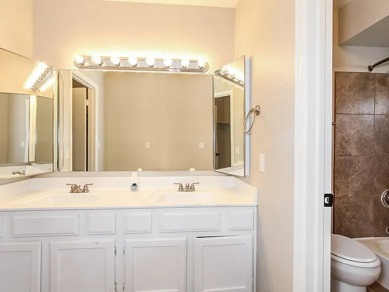 5215 W Diana Ave — Photo 9