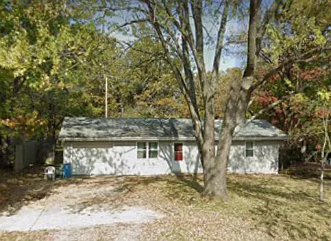 907 E James Blvd