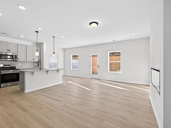 3rd image of 2360 Ravencliff Dr