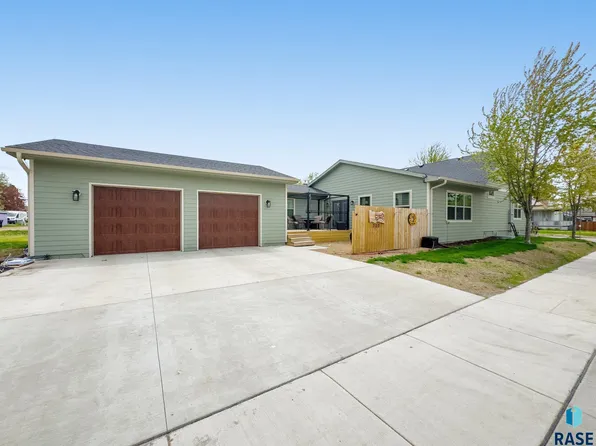 320 W 4th Ave, Lennox, SD 57039