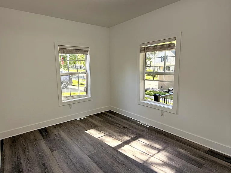 409 Pleasant St — Photo 19