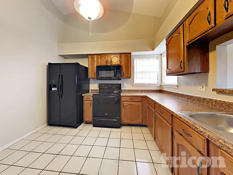 7811 Bluff Trail Dr — Photo 6