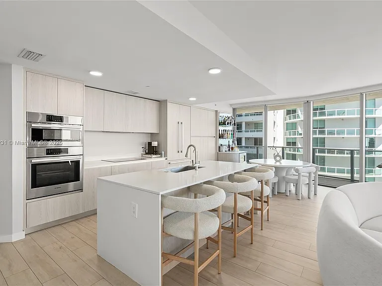 488 NE 18th St #715 — Photo 4