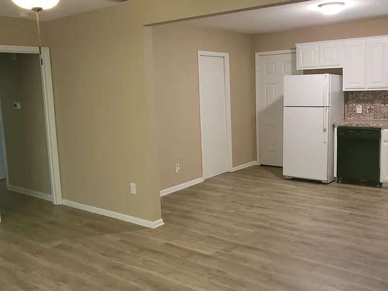 304 E Ellen Ave — Photo 3