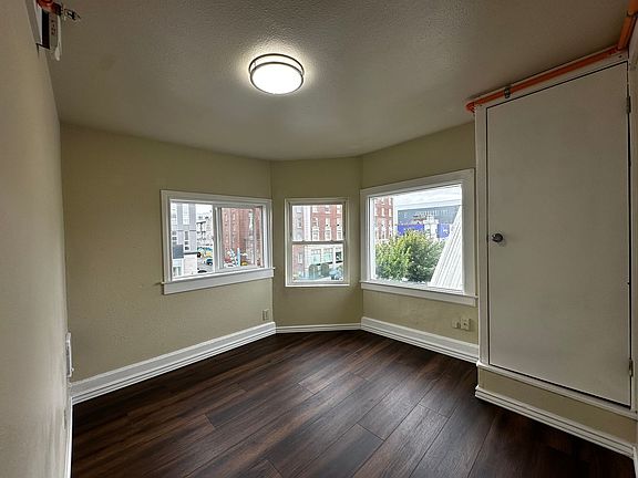 2nd image of 2922 Hoyt Ave #302