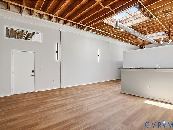 3rd image of 1716 Summit Ave Unit 28