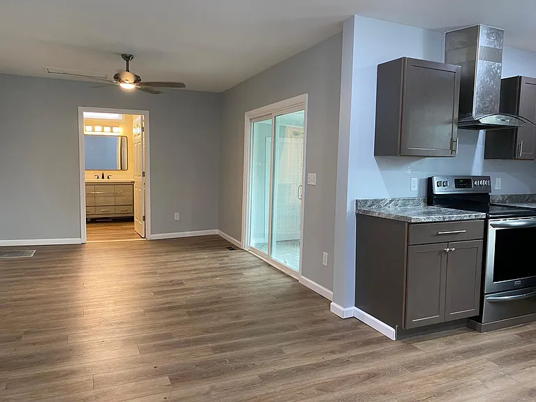 904 Earnest St — Photo 12