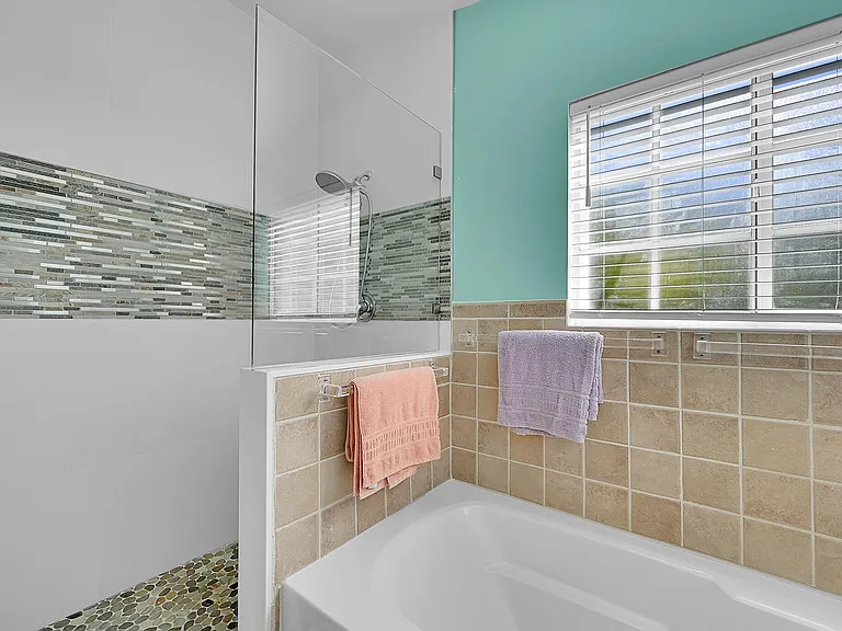 2922 Port Royale Ln S — Photo 31