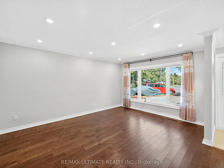 50 Charlemont Cres — Photo 4