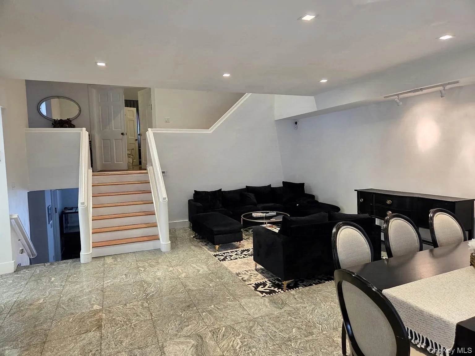 5 bed, 3.5 bath, 3627 sqft, $6,500 — Photo 2