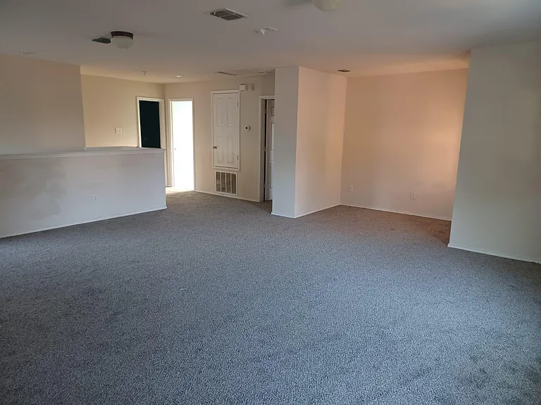 upstairs, entrance to the bedrooms,
the whole house has a new carpet