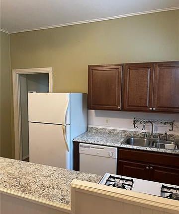 4th image of 715 Burdette St