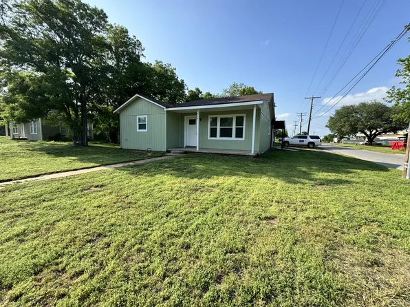719 E College St, Burkburnett, TX 76354