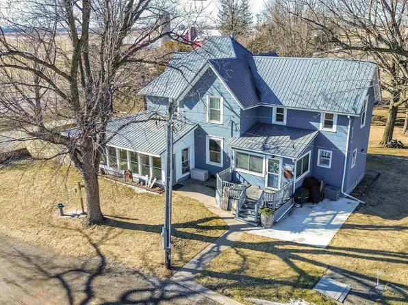 1065 230th St, Waverly, IA 50677