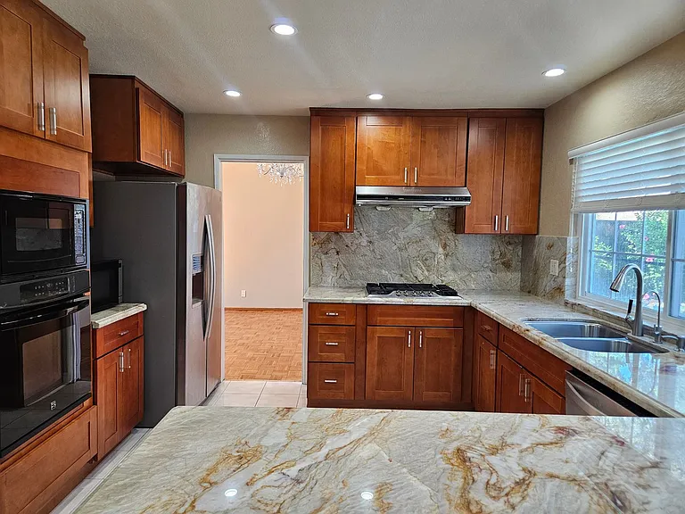 3076 Valleywood Ct — Photo 6