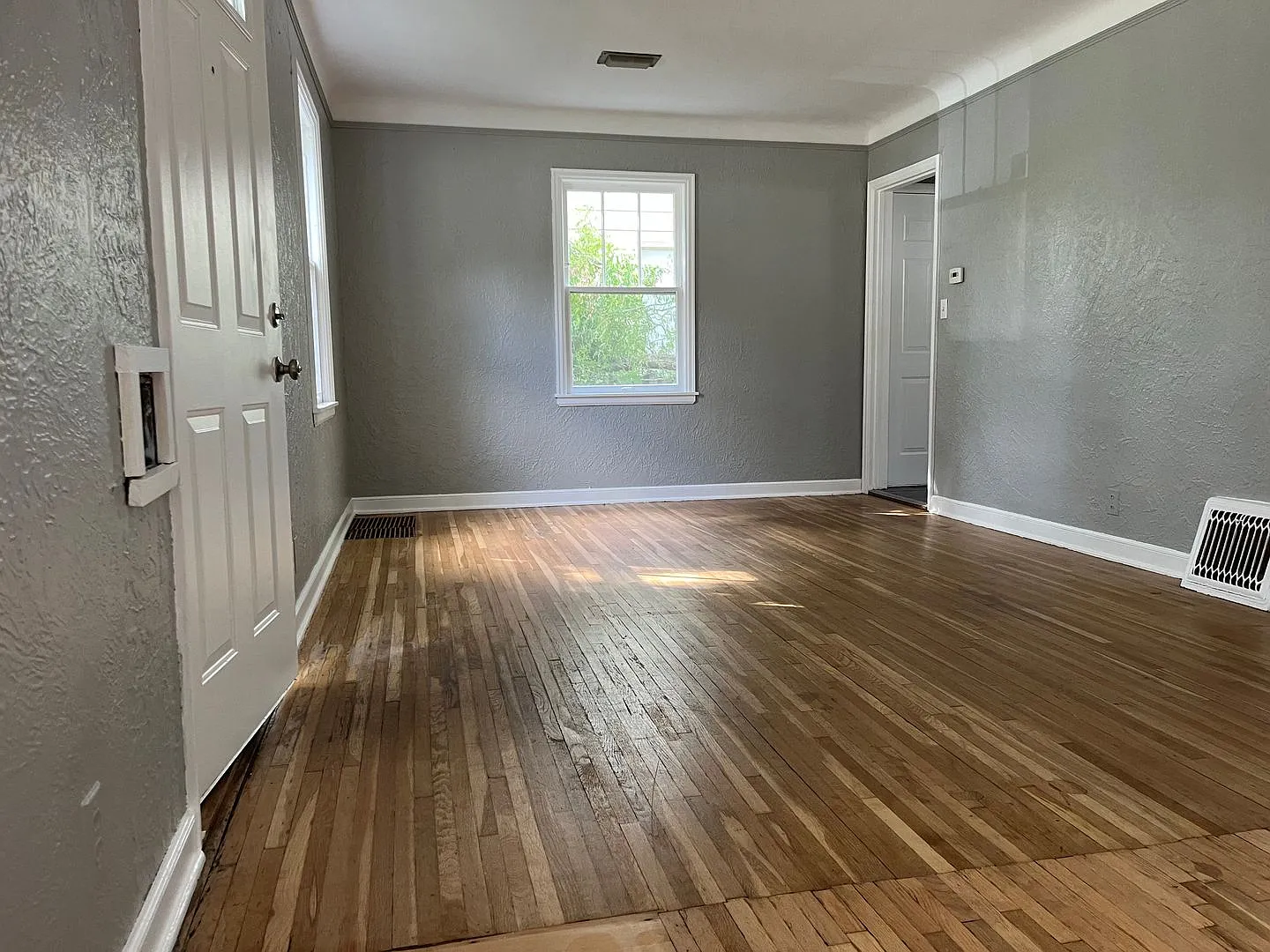 Wonderful 3 Bedroom 1 Bathroom Home in Minneapolis! — Photo 1