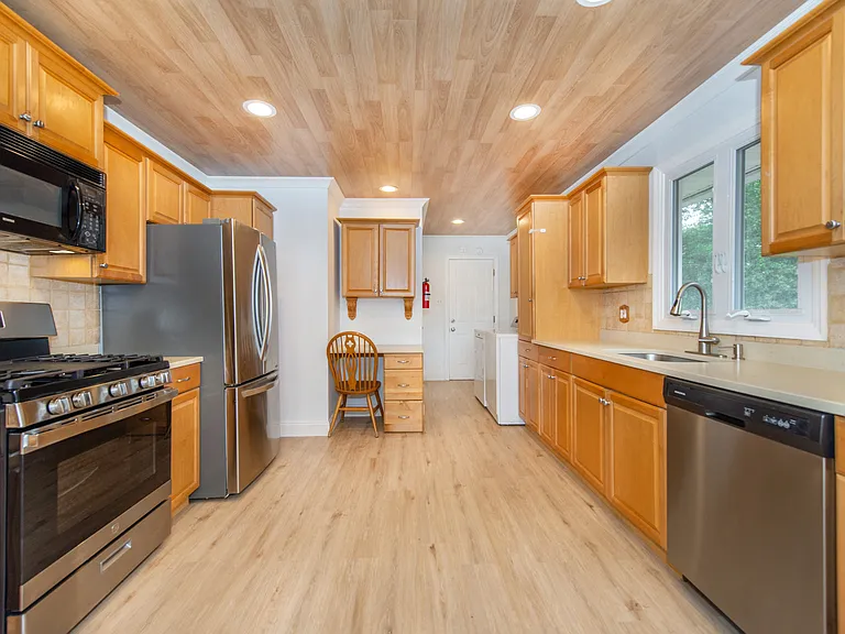 22 Roosevelt Ave — Photo 9