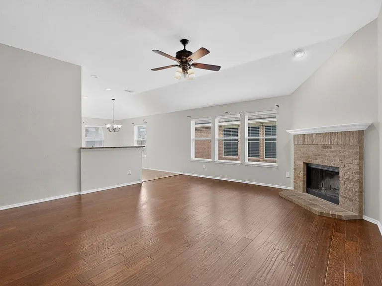1037 Johnson City Ave — Photo 6