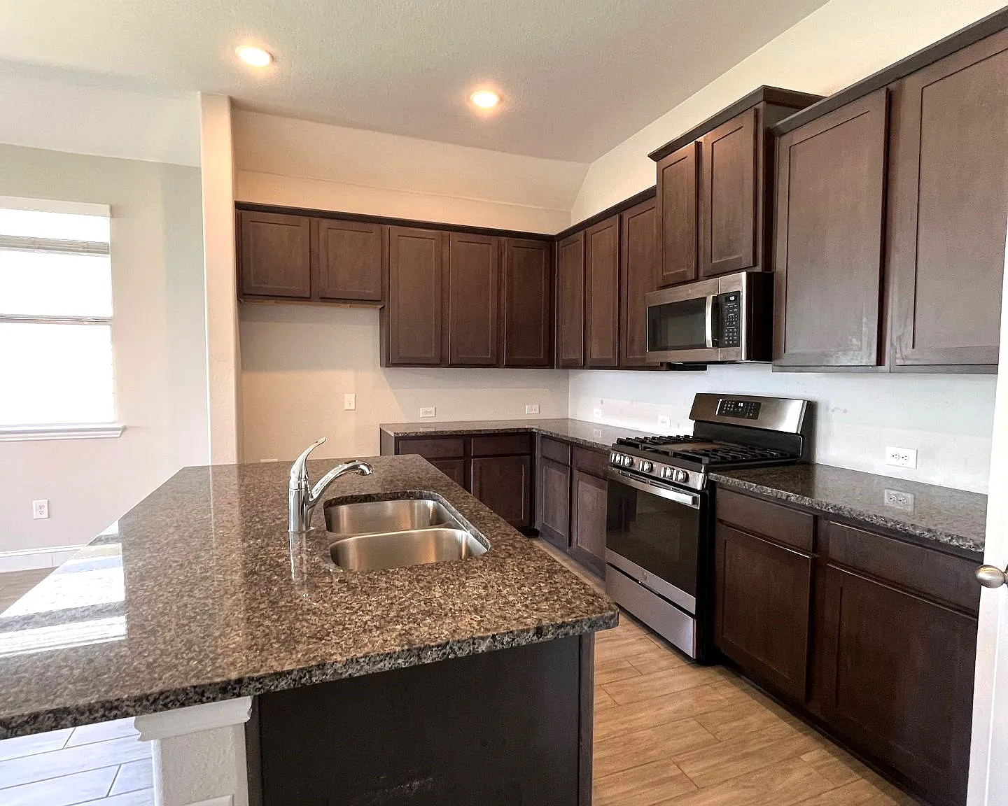 3 bed, 1391 sqft, $1,850 — Photo 2