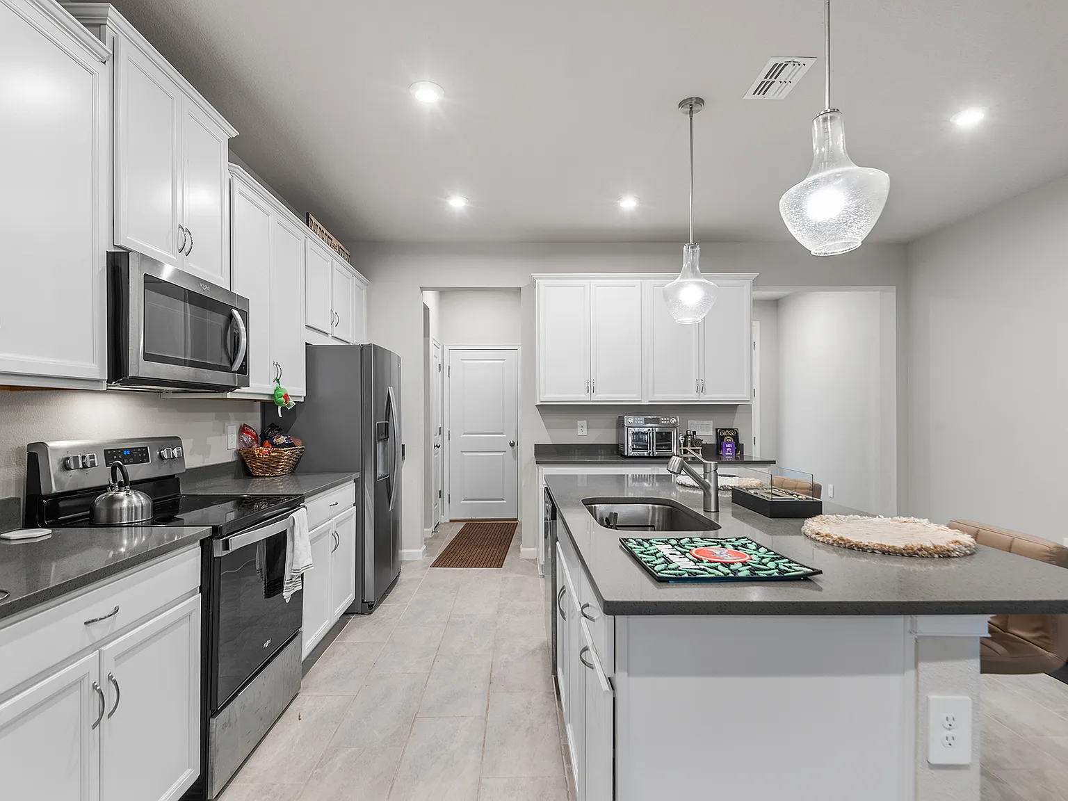 3 bed, 2.5 bath, 1713 sqft, $2,415 — Photo 4