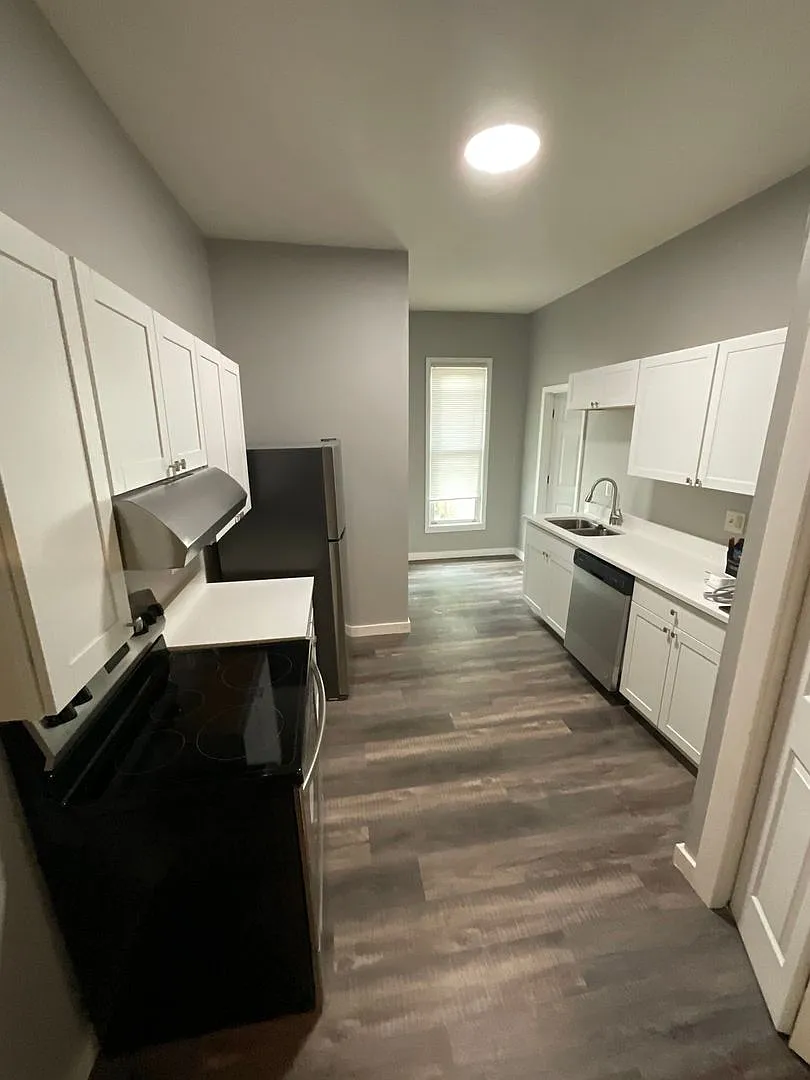 *August 2028* 5 Bedroom House 1 Block Off Kirkwood Fully Renovated — Photo 2