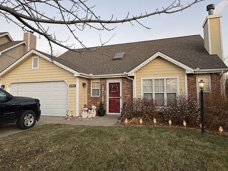 920 Colonial Dr — Photo 1
