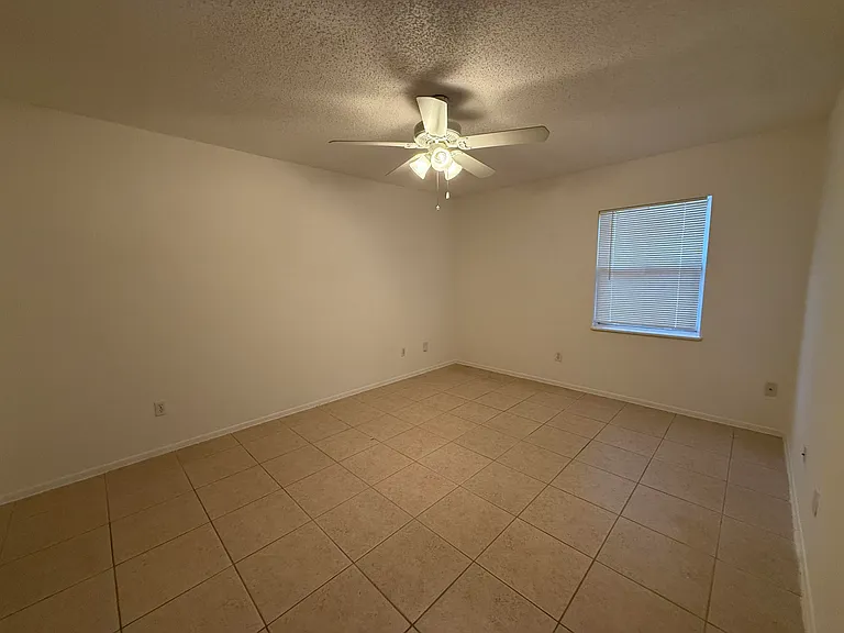 1194 SW Granadeer St — Photo 4