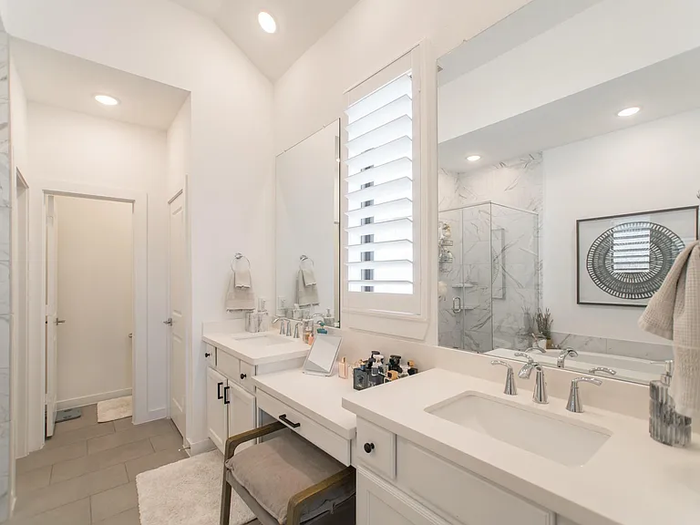 427 Boggy Belt Ln — Photo 32