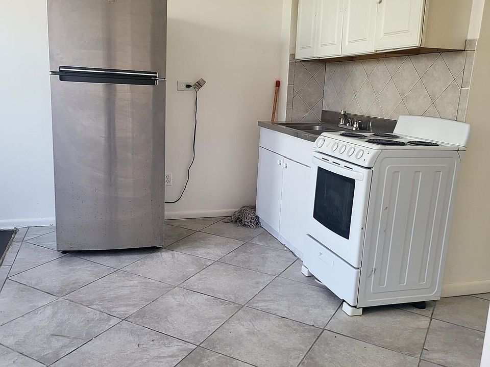 1st image of 160 W Sandford Blvd #2B