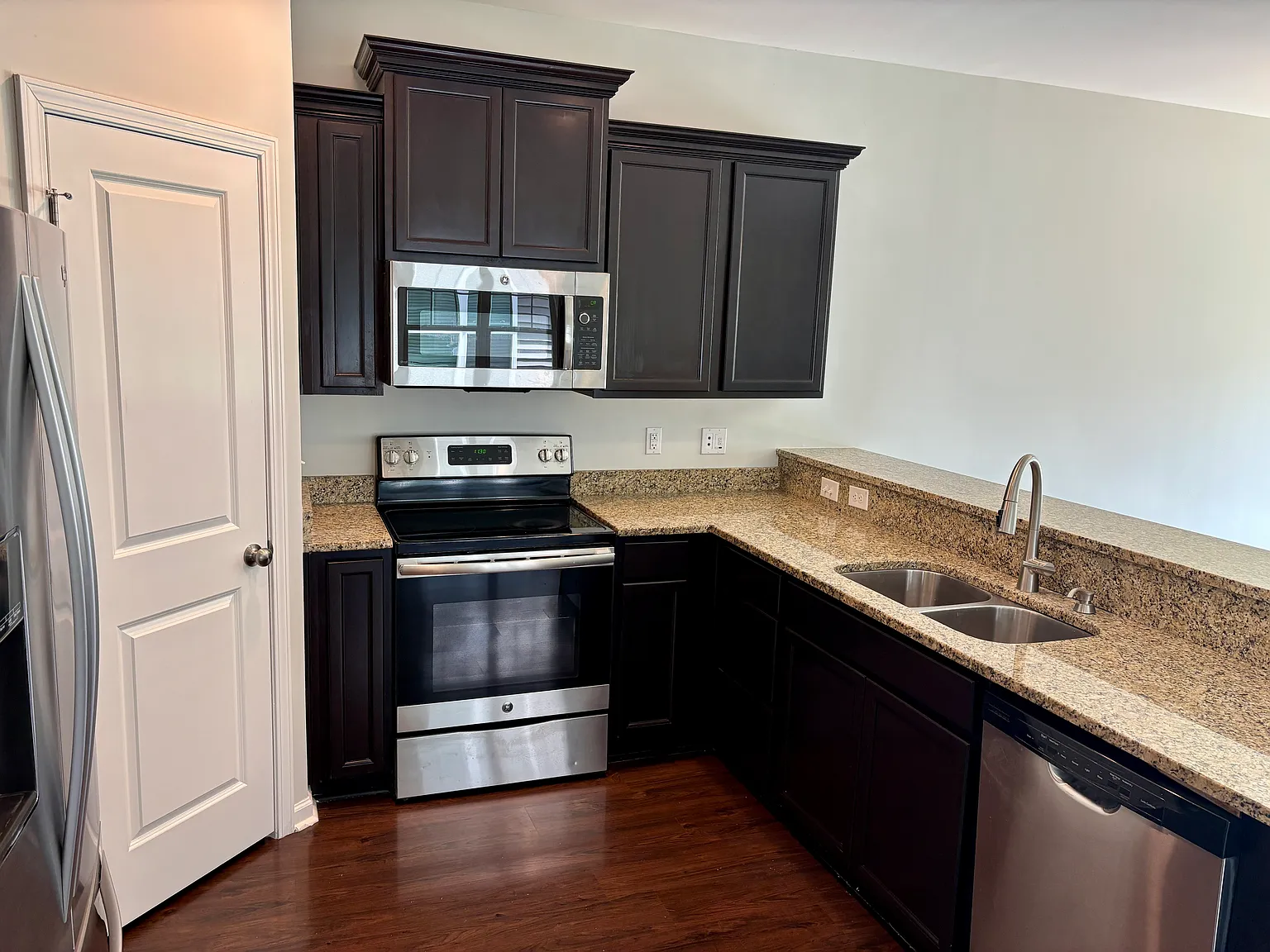 4 bed, 2.5 bath, 1948 sqft, $2,250 — Photo 2