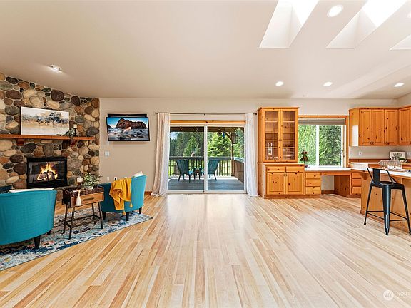 3rd image of 1724 295th Street NE