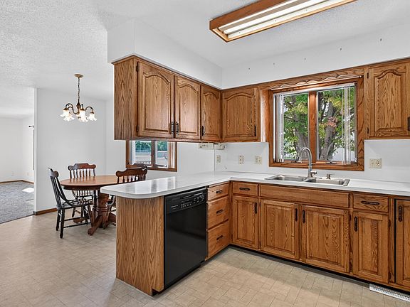 4th image of 302 W Queen St