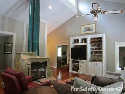 A/V Center & wet bar
						:
						Perfect for entertaining!