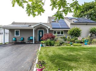 40 Serpentine Ln, Levittown, NY 11756