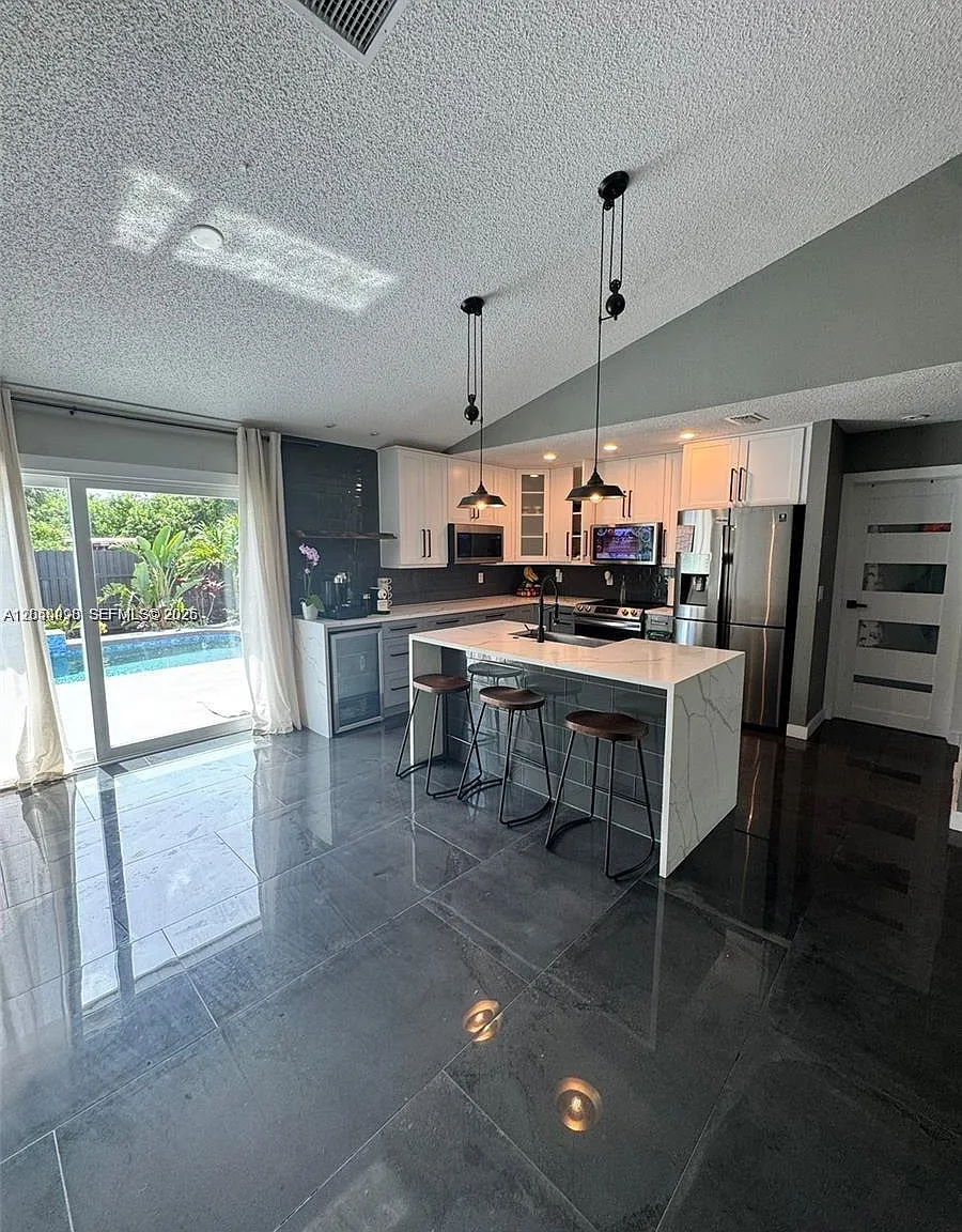 4 bed, 3.0 bath, $3,500 — Photo 1