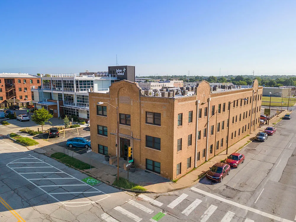 Coliseum Apartments — Photo 2