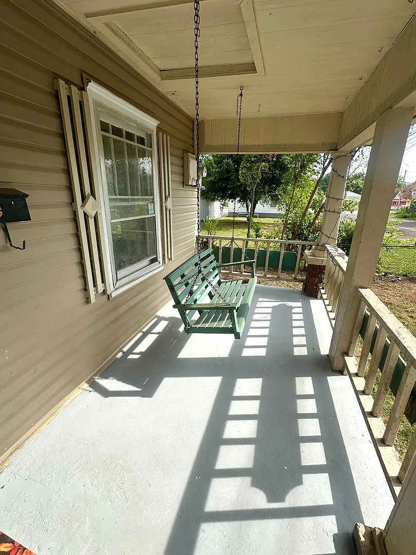 3 Bedroom/ 1.5 Bath Available Now! — Photo 2