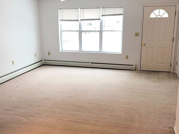 4th image of 263 Oak Ln #7
