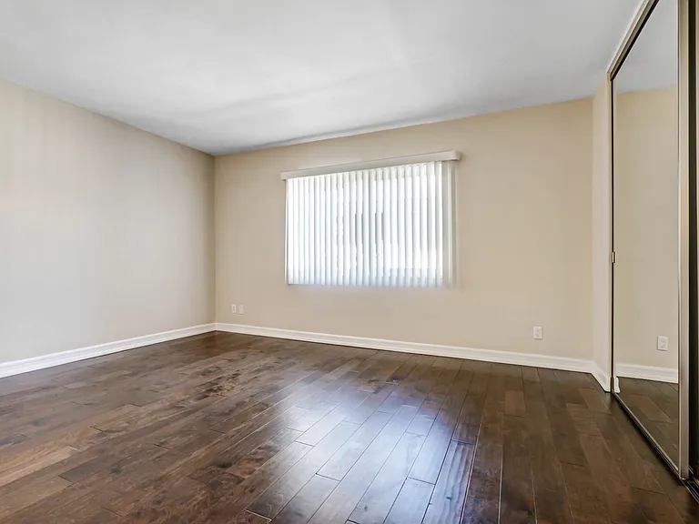 1319 Berkeley St in Santa Monica - large apartments, feels like a condo! — Photo 13