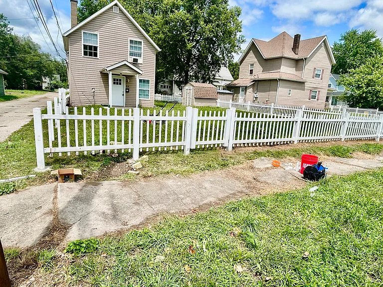 214 Myrtle Ave — Photo 2