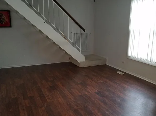360 Farmington Ln, Vernon Hills, IL 60061