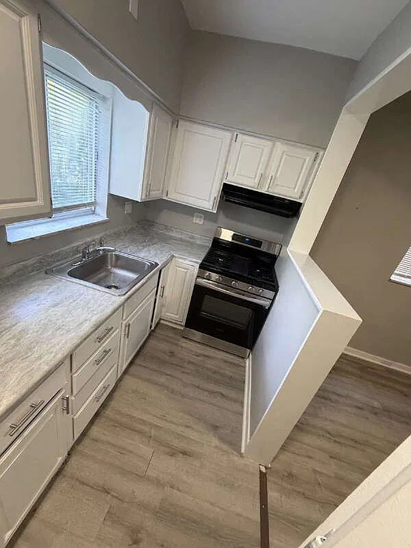 2 bed, 1.0 bath, $1,495 — Photo 2